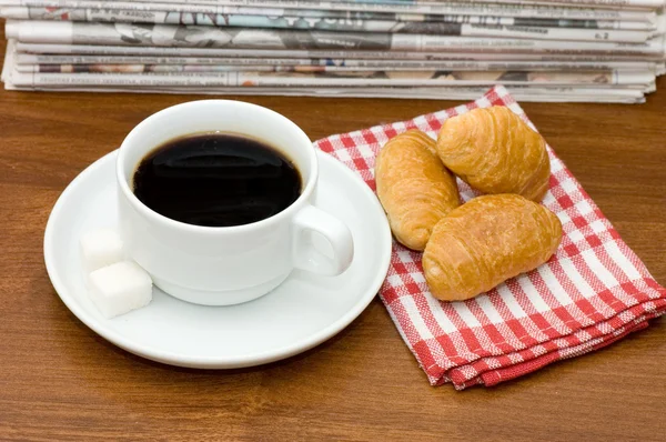 Kopje van koffie en de krant — Stockfoto