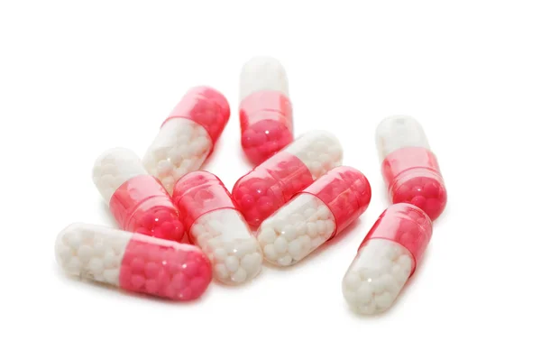 Un mucchio di pillole isolate su sfondo bianco — Foto Stock