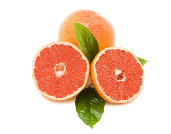 Verse sappige grapefruits met groene bladeren. geïsoleerd — Stockfoto