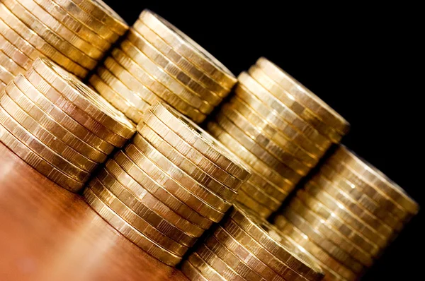 Zlatá mince na dřevěný stůl — Stock fotografie