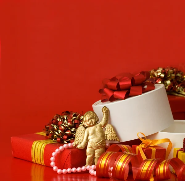 Коробка с подарком на красном фоне — стоковое фото