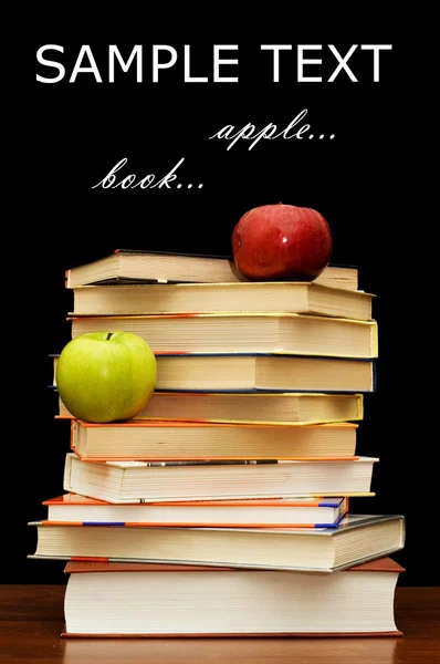Montón Libros Manzana Sobre Fondo Negro — Foto de Stock