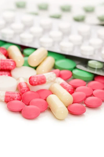 Un mucchio di pillole isolate su sfondo bianco — Foto Stock