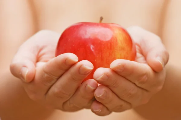 Jabłko Rękach Kobiet — Zdjęcie stockowe