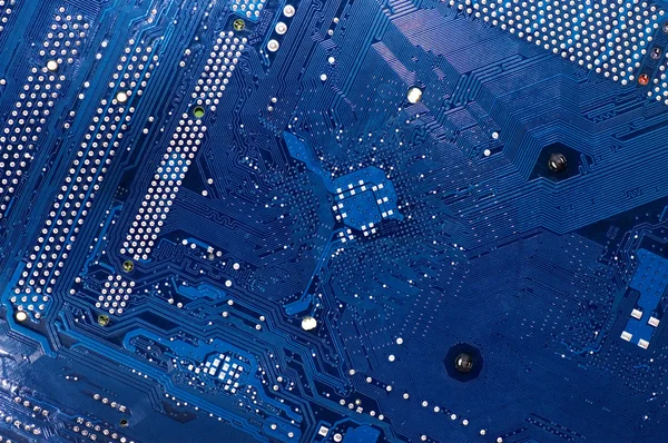 Närbild på datorn kretskort i blått — Stockfoto