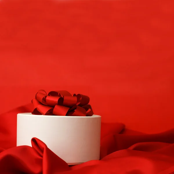 Κουτί Ένα Δώρο Ένα Κόκκινο Ύφασμα — Φωτογραφία Αρχείου