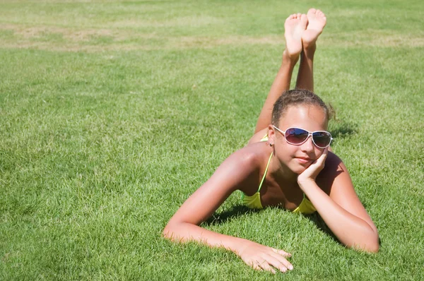 Молодая Девушка Лежит Траве — стоковое фото