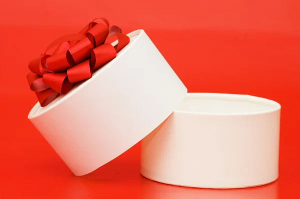 Box with a gift on the red — Stock Photo, Image