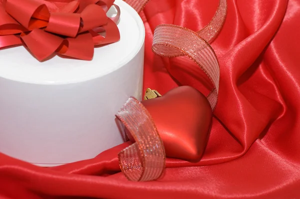 Schachtel Mit Einem Geschenk Auf Rotem Stoff — Stockfoto