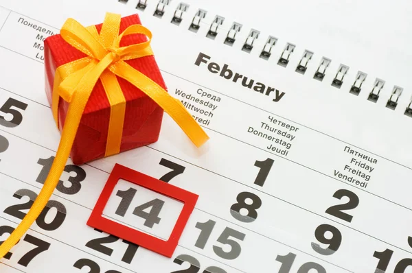 La hoja del calendario mural con la marca roja el 14 de febrero - Valentín — Foto de Stock