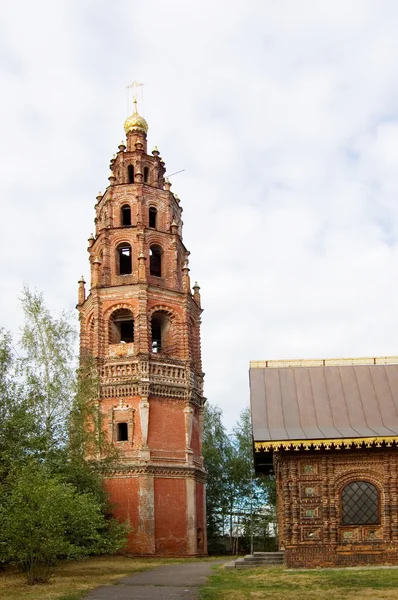 Bekijken van de oude kerk in Jaroslavl, Rusland — Stockfoto