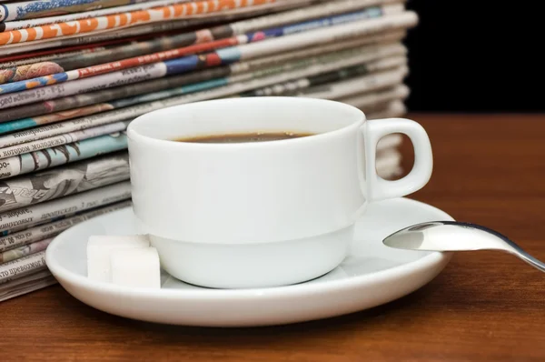 Kopp kaffe och tidningen — Stockfoto