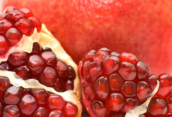 熟したザクロの赤ジューシーな果実の種子の背景を閉じる — ストック写真