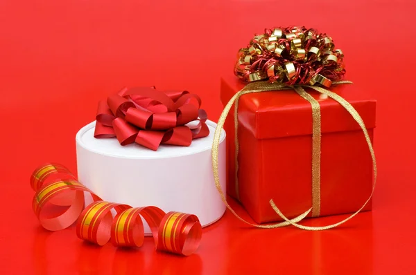 Schachtel Mit Einem Geschenk Auf Rotem Hintergrund — Stockfoto