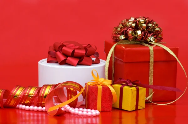 Schachtel Mit Einem Geschenk Auf Rotem Hintergrund — Stockfoto
