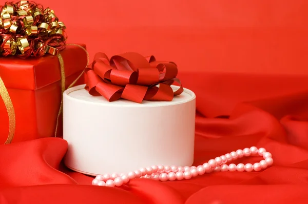 Коробка Подарком Красную Ткань — стоковое фото