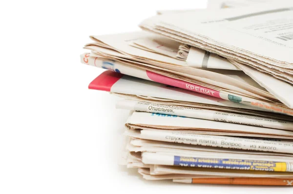 Diverse kranten over witte achtergrond — Stockfoto