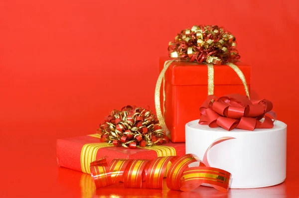 Коробка з подарунком на червоному тлі — стокове фото