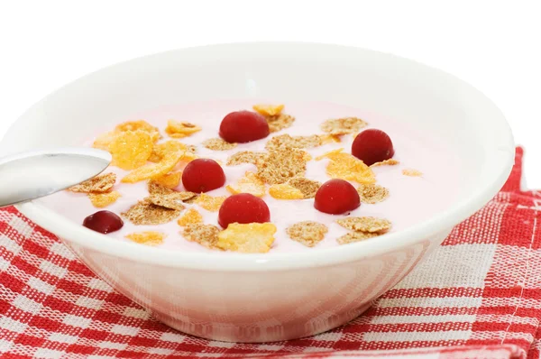 Yoghurt med bær isoleret på hvid baggrund - Stock-foto