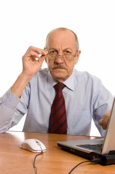 Бизнесмен за компьютером изолирован на белом фоне — стоковое фото