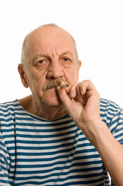 Ηλικιωμένος Άνδρας Ένα Γδυμένο Γιλέκο Καπνίζει — Φωτογραφία Αρχείου