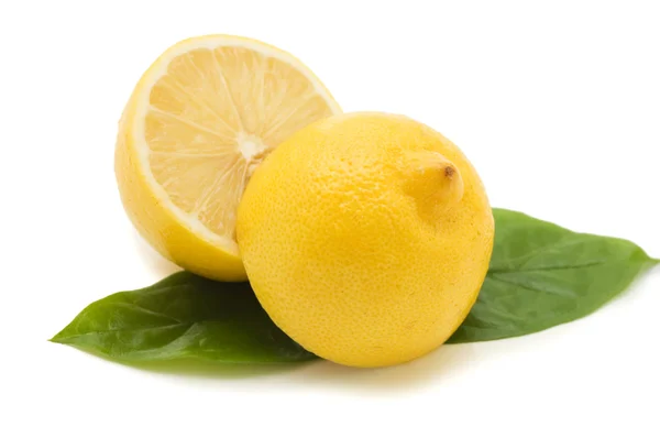 Pikantní Citronová Šťáva Zeleným Listím Izolované Bílém Pozadí — Stock fotografie
