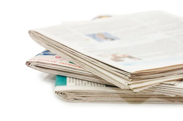 Verschiedene Zeitungen auf weißem Hintergrund — Stockfoto