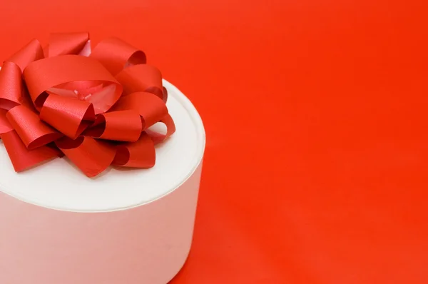 Caixa com um presente no vermelho — Fotografia de Stock