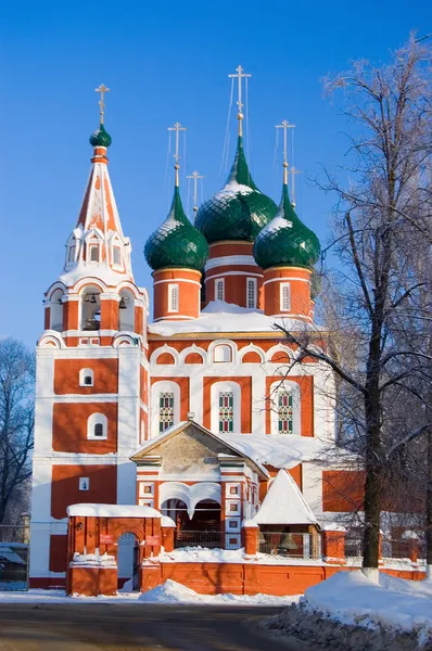 La antigua iglesia de la ciudad de Yaroslavl en invierno — Foto de Stock