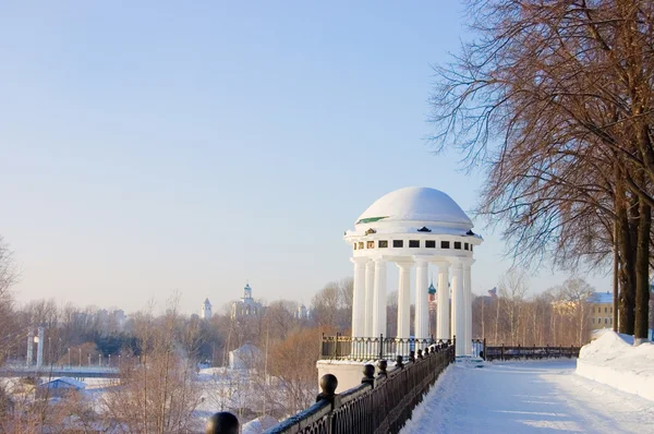 Rotonda sobre el río Volga muelle en Yaroslavl — Foto de Stock
