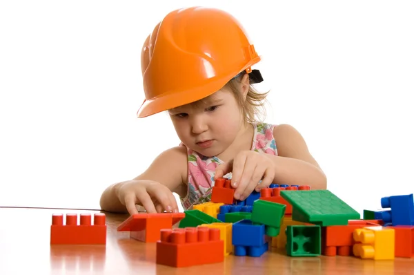 La bambina in un casco gioca — Foto Stock