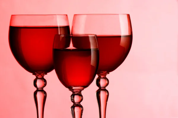 Bicchieri Vino Con Vino Sfondo Rosa — Foto Stock