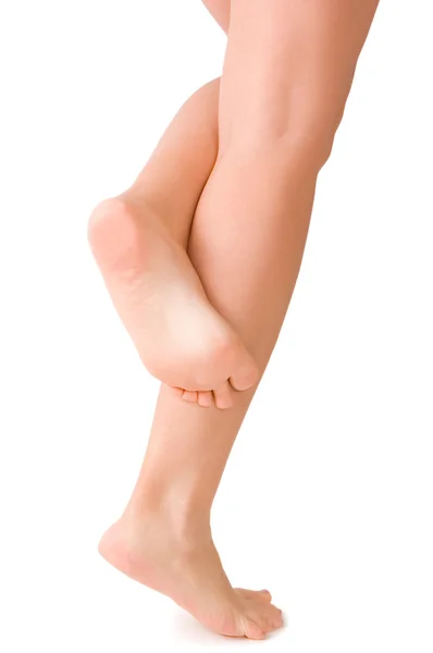 Vrouwelijke voeten geïsoleerd op witte achtergrond — Stockfoto