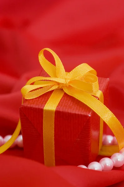 Caixa Com Presente Tecido Vermelho — Fotografia de Stock