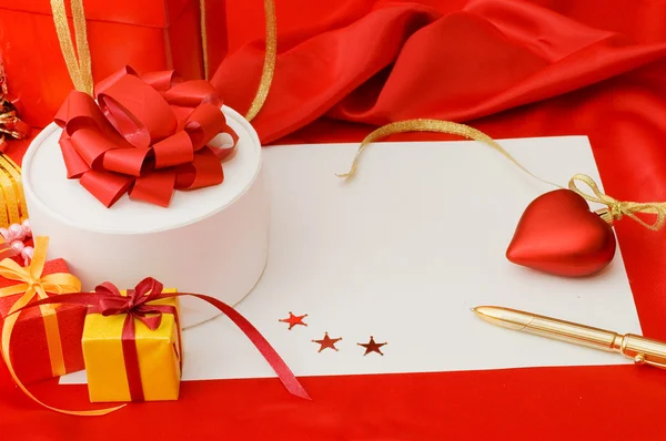 Коробка с подарком на красную ткань — стоковое фото