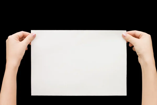 Tarjeta de papel en mano de mujer sobre fondo negro — Foto de Stock