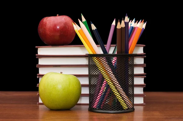 Kitaplar ve beyaz arka plan üzerinde izole elma yığını — Stok fotoğraf