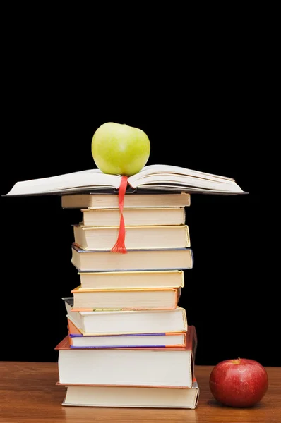 Kitaplar Apple Siyah Zemin Yığını — Stok fotoğraf