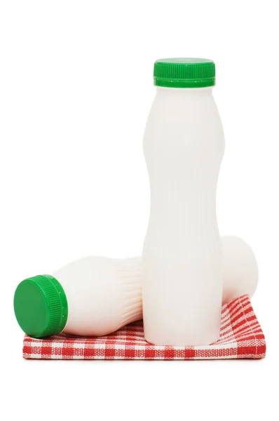 Jogurt w butelce na czerwony serwetka — Zdjęcie stockowe