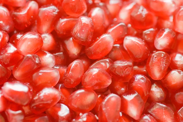 Macro van gepelde rijpe zaden granaatappel — Stockfoto