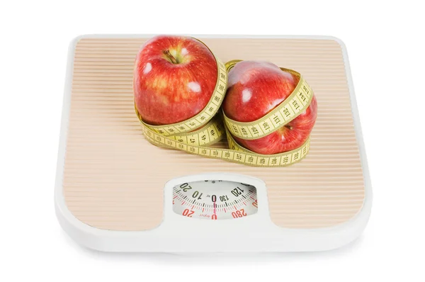 Масштаб, стрічка та яблуко на білому тлі — стокове фото