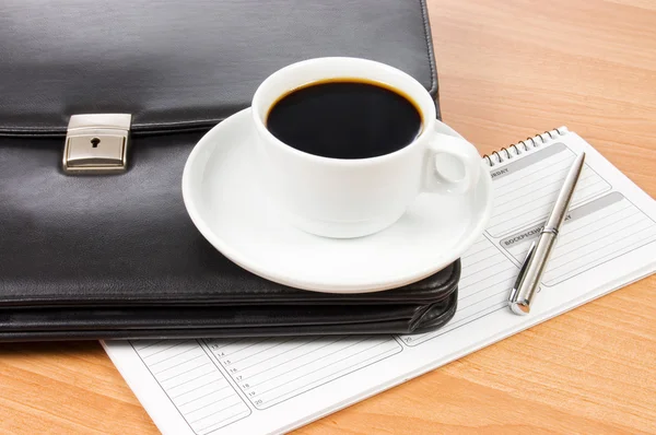 Schwarze Mappe Und Kaffee Auf Einem Tisch — Stockfoto