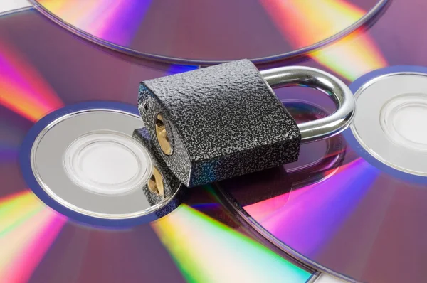 디스크는 cd와 잠금 — 스톡 사진