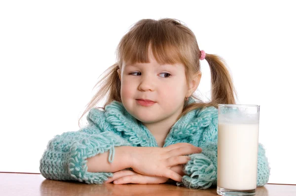 Den Lilla Flickan Med Ett Glas Mjölk — Stockfoto