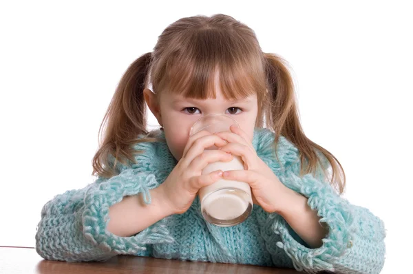 Маленькая девочка с молочным стаканом — стоковое фото