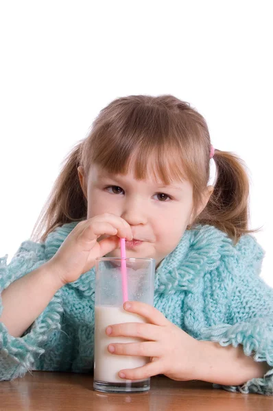 小女孩用牛奶玻璃 — 图库照片