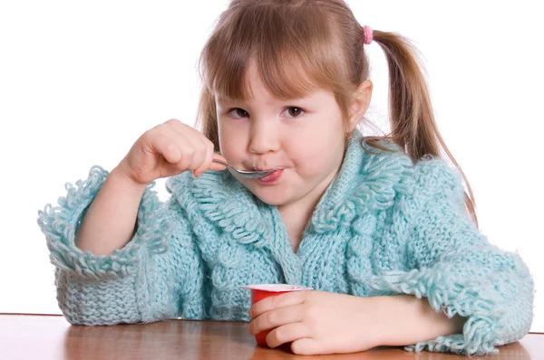 Den Lilla Flickan Äter Yoghurt — Stockfoto