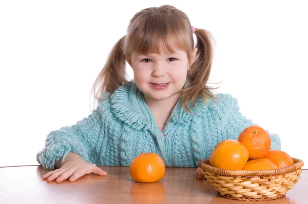 La bambina con i mandarini — Foto Stock