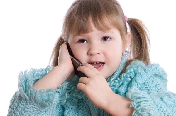 Het kleine meisje spreekt via de telefoon — Stockfoto