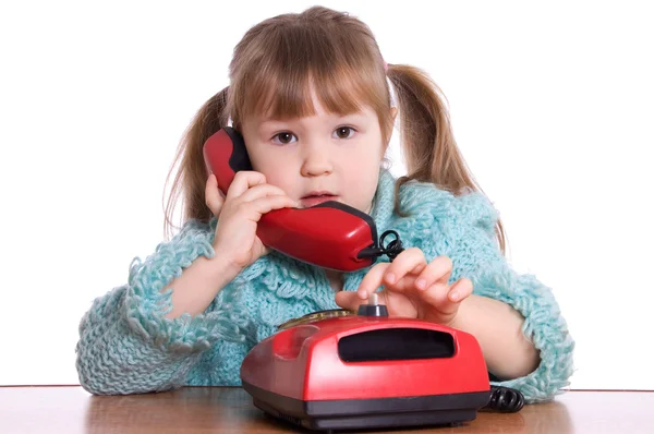 La petite fille parle par téléphone — Photo